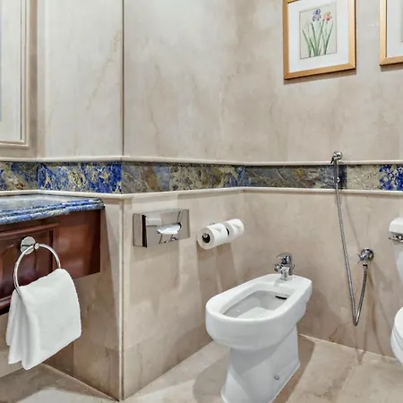 Dar Al Tawhid Intercontinental Makkah By Ihg Hotel Mecca Exterior photo A bidet in a hotel bathroom